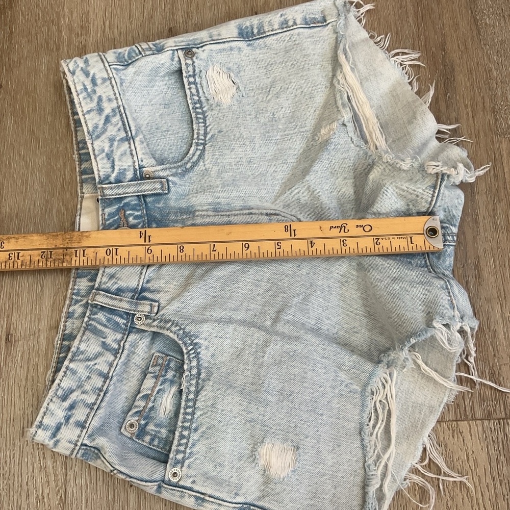 Garage - Light Wash Raw Hem Distressed Denim Shorts - Blue - Junior’s Size 0 - Picture 11 of 11